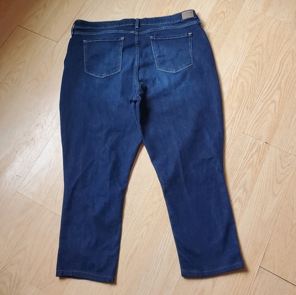 Signature by Levi's Strauss, Mid Rise Slim Woman's Plus Size 20M Denim Jeans. - Picture 4 of 8